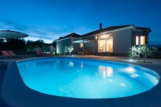Villa in der Nähe von Zadar mit Schwimmbad