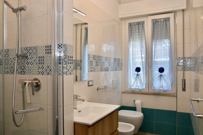 Un bagno moderno con lavandino viola, specchio e illuminazione.