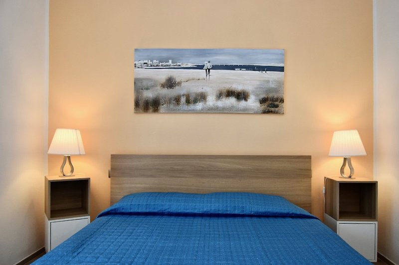 Un'incantevole camera da letto con arredamento in legno e luce soffusa.