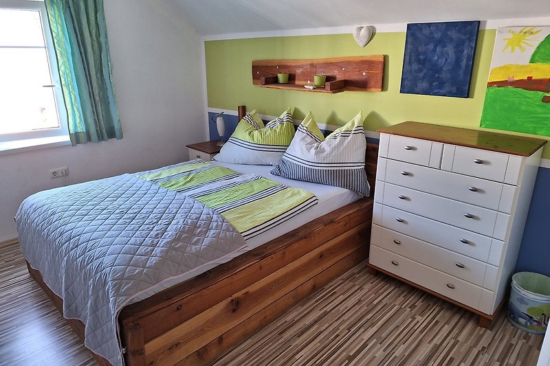 Ein komfortables Schlafzimmer mit stilvoller Inneneinrichtung und gemütlichem Bett.