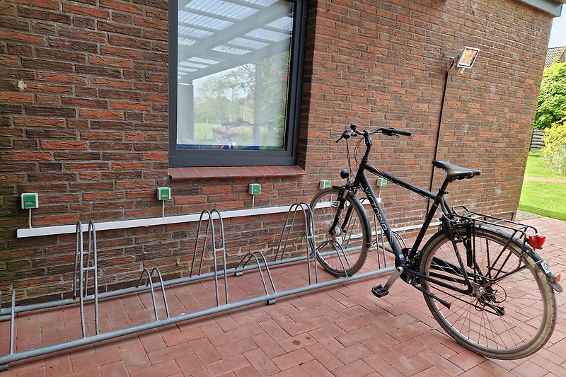 Fahrradstellplatz mit E-Bike Ladestationen