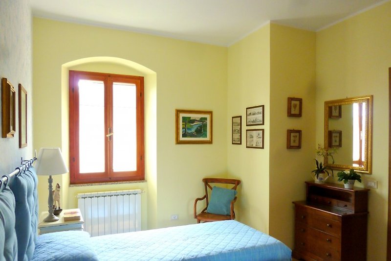 blaues Schlafzimmer mit der Möglichkeit von 2 Einzelbetten oder 1 Doppelbett