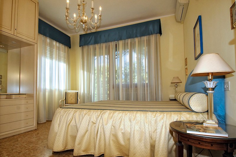Schlafzimmer mit Terrasse und Klimaanlage