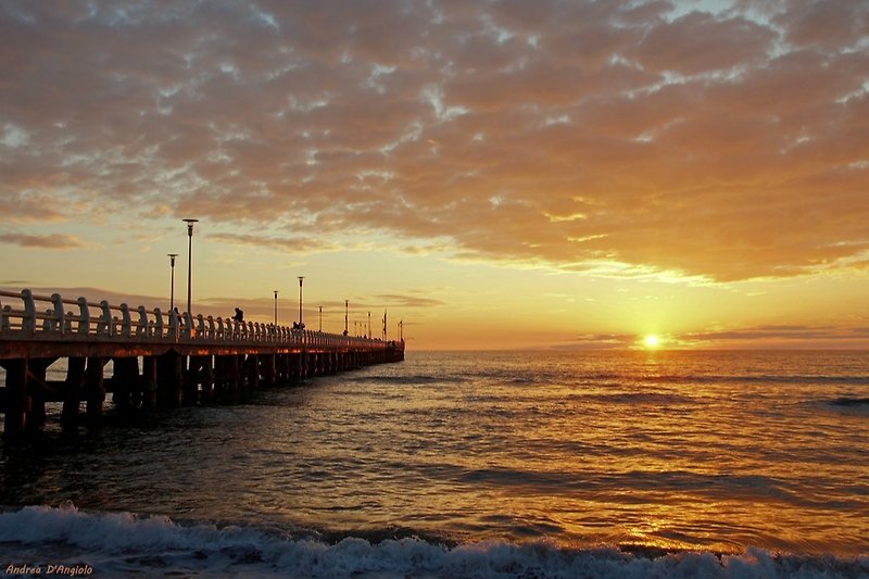Sonnenuntergang in Forte dei Marmi im Winter.