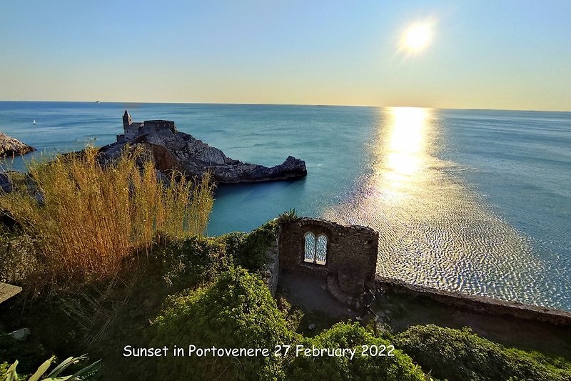 Portovenere liegt an der westlichen Spitze des Golfs von La Spezia, umgeben von einem tiefblauen Meer und kristallklarem