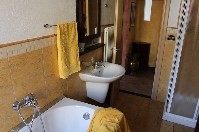 Das Badezimmer: Badewanne, Dusche, WC und Bidet.