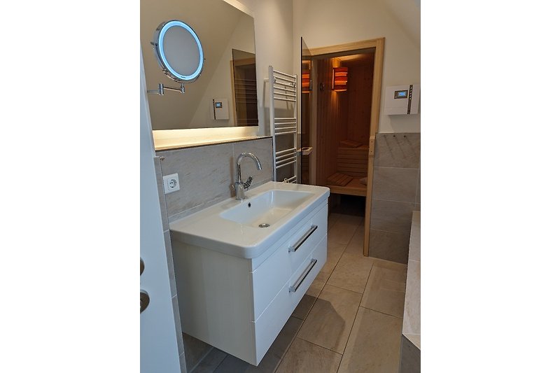 Moderne Badezimmerausstattung mit Spiegel und Waschbecken.