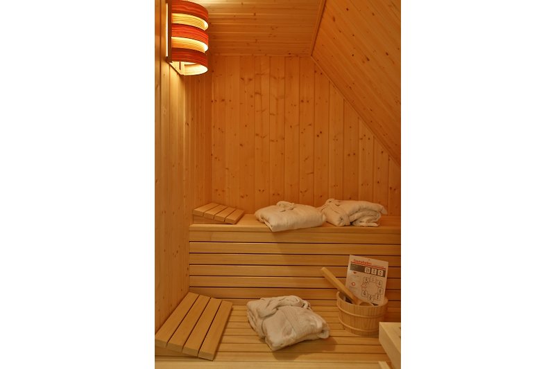 Gemütliches Holzhaus mit stilvollem Holzboden und schöner Decke.