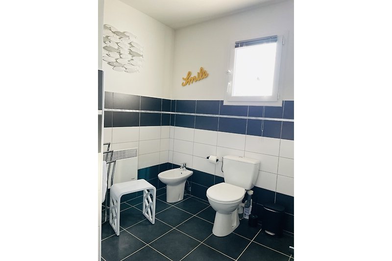 Modernes Badezimmer mit Dusche  Toilette und Bidet