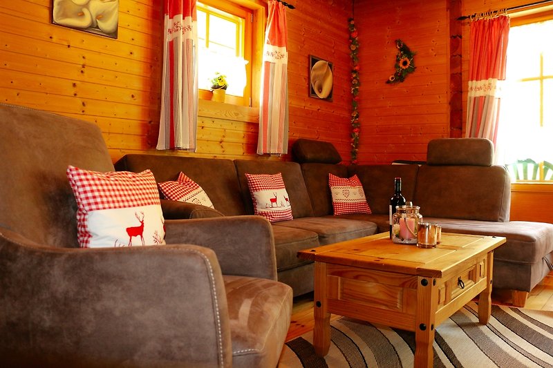 Gemütliches Wohnzimmer mit bequemer Couch, Holzmöbeln und gemütlicher Beleuchtung.