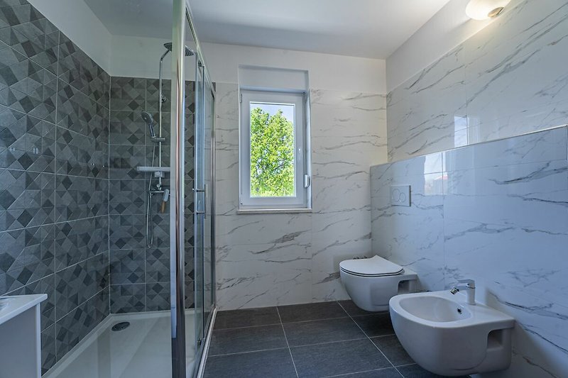 Moderne Badezimmer mit stilvoller Dusche und lila Fliesen.