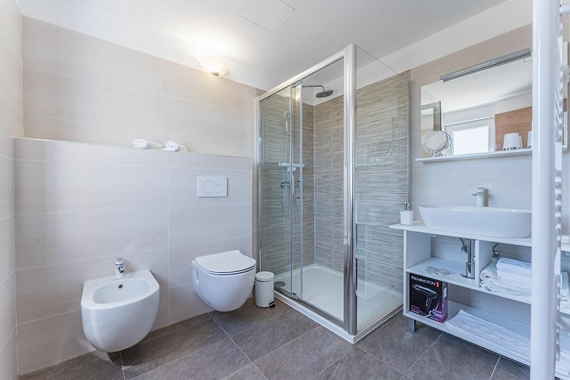 Modernes Badezimmer mit stilvoller Dusche und Glaswand.