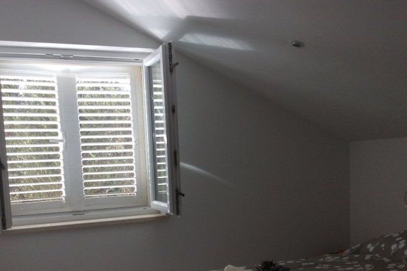 Schlafzimmer mit Fliegengitterfenster