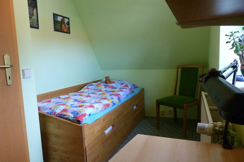 Kleines Schlafzimmer mit Kojenbett (unteres Bett ausziehbar)