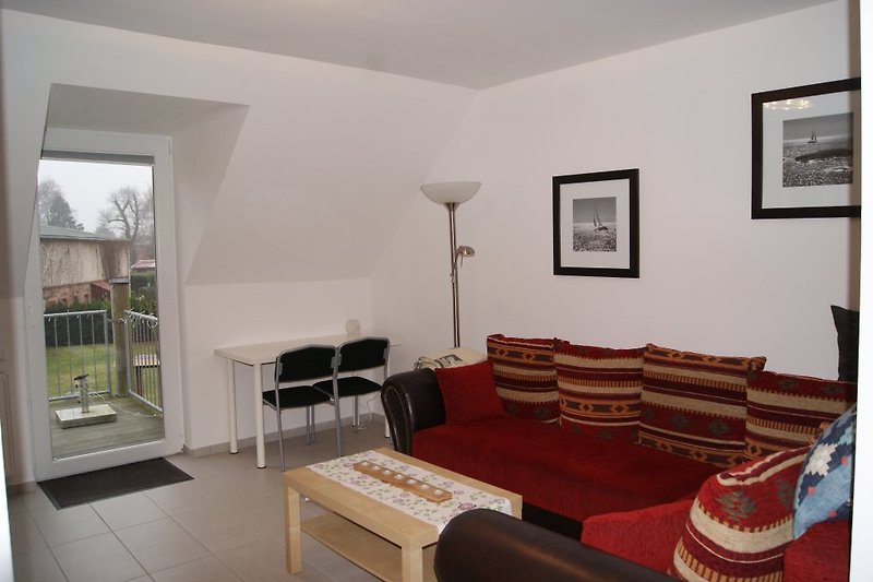 Wohnzimmer mit Fernseher, Stereoanlage , Blurayplayer, Balkon