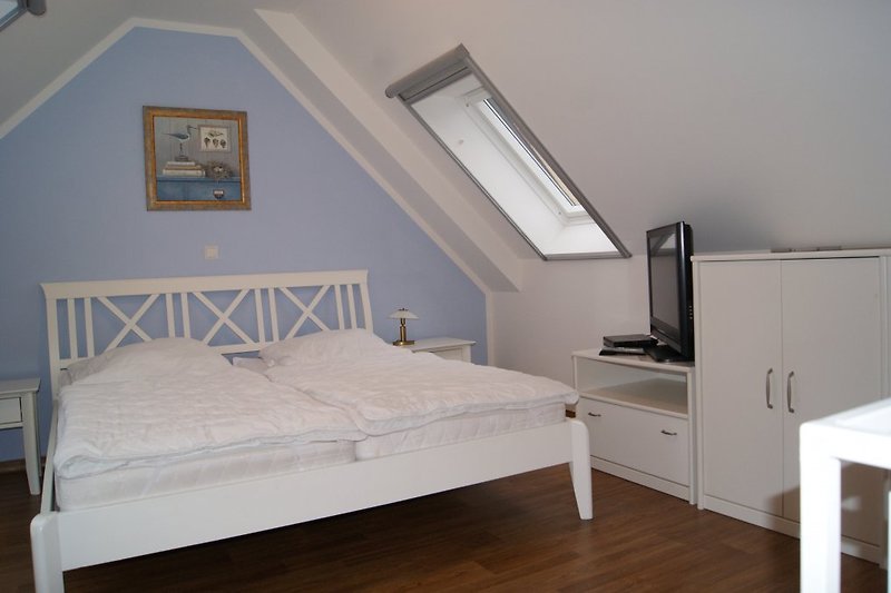 Schlafzimmer im offenen Spitzboden