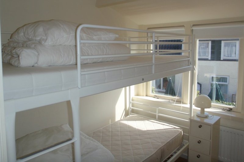 Kleines Schlafzimmer mit Etagenbett