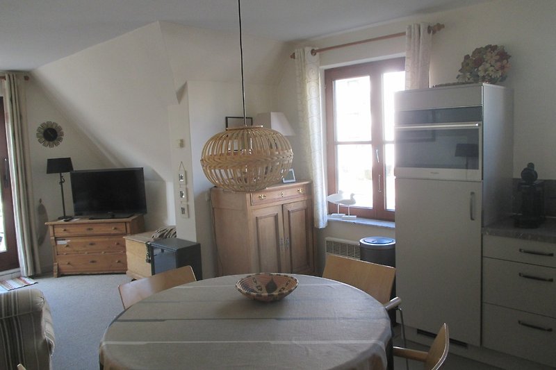 Küchetisch mit Blick auf Wohnzimmer