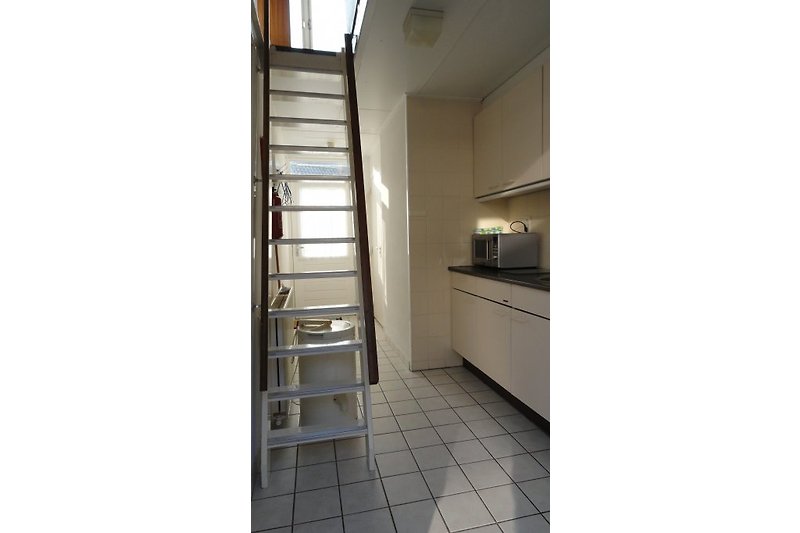 Kuhinja i stepenice prema potkrovlju
