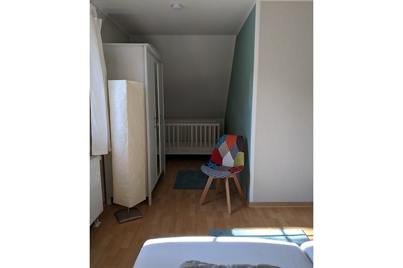 Babybett im Schlafzimmer 1