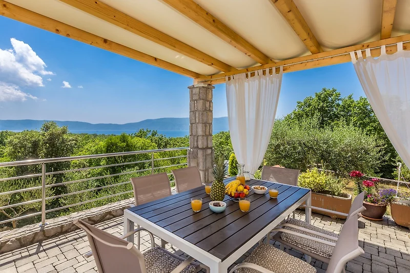 Angenehme Terrasse mit herrlichem Meerblick