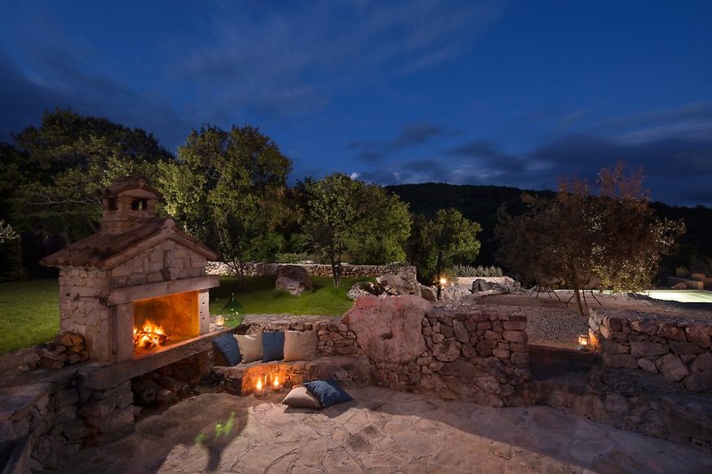 Outside area - fireplace-grill