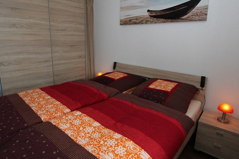 Schlafzimmer 1 mit verstellbaren Betten und SAT-TV
