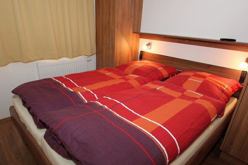 Schlafzimmer 2 mit verstellbaren Betten und SAT-TV