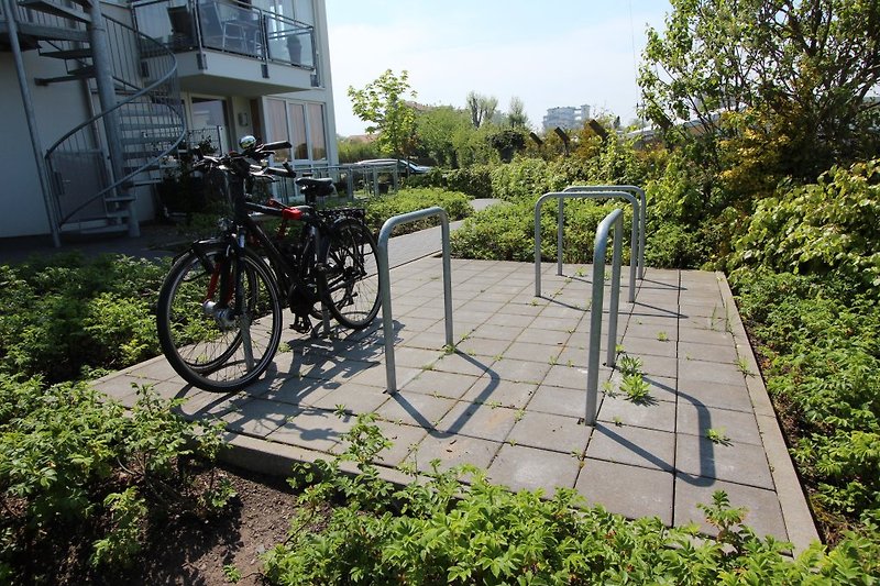 Fahrradparkplatz vorm Eingang, Ihre Fahrradgarage ist gleich um die Ecke