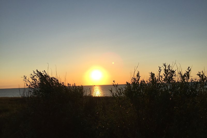Sonnenuntergang am sauberen Nordseestrand