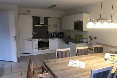 Offene Wohnküche mit großem Esstisch Offene Wohnküche mit großem Esstisch