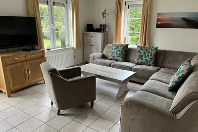 Geräumiges Wohnzimmer mit Blick in den Garten Geräumiges Wohnzimmer mit Blick in den Garten