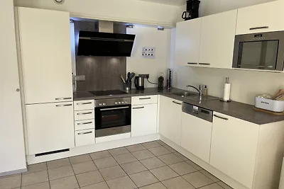 Moderne Küche mit hochwertigen Geräten Moderne Küche mit hochwertigen Geräten