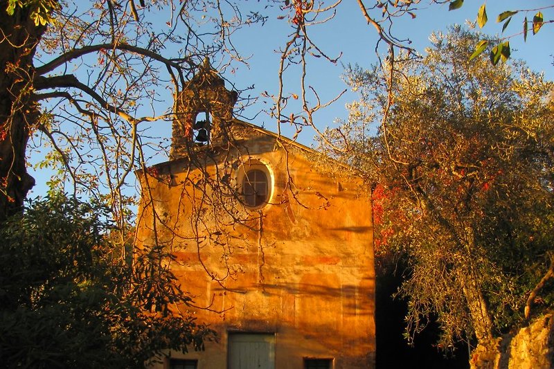 Kapelle von Trincheri mit Dorfplatz