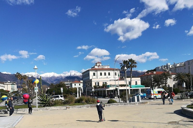 Marina di Massa: Piazza Betti und die Alpen