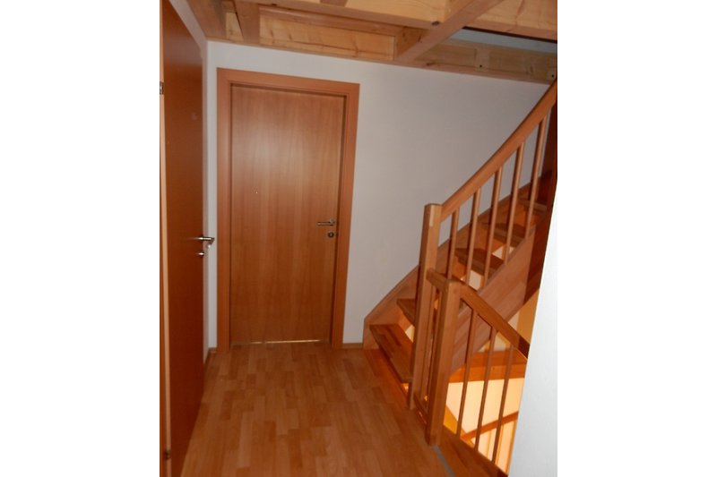 Nieuwe ruime overloop met trap naar zolderslaapkamer.