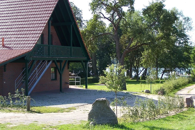 Landhaus mit gepflegtem Rasen und schattigem Gartenbereich mit unmittelbarem Wasserzugang zum Baden
und Boot fahren.
Unsere "Alte Fischerei" bietet 2 Ferienwohnungen mit 5 Schlafzimmern und 12 Betten.