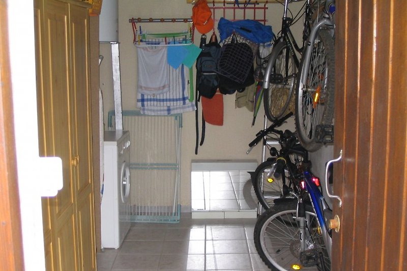 Bodega con lavadora y bicicletas que se pueden usar de forma gratuita.