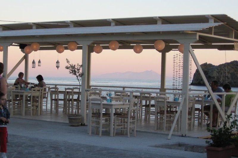 Strandcafe( bei besonderen Wetterlagen ist Chios zu sehen)