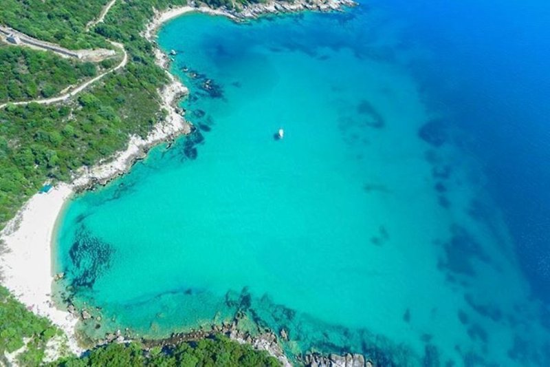 Spiaggia a Olympiada a circa 10 km, le baie balneari costituiscono lo scenario dell'antica Stágira, luogo di nascita di Aristotele.