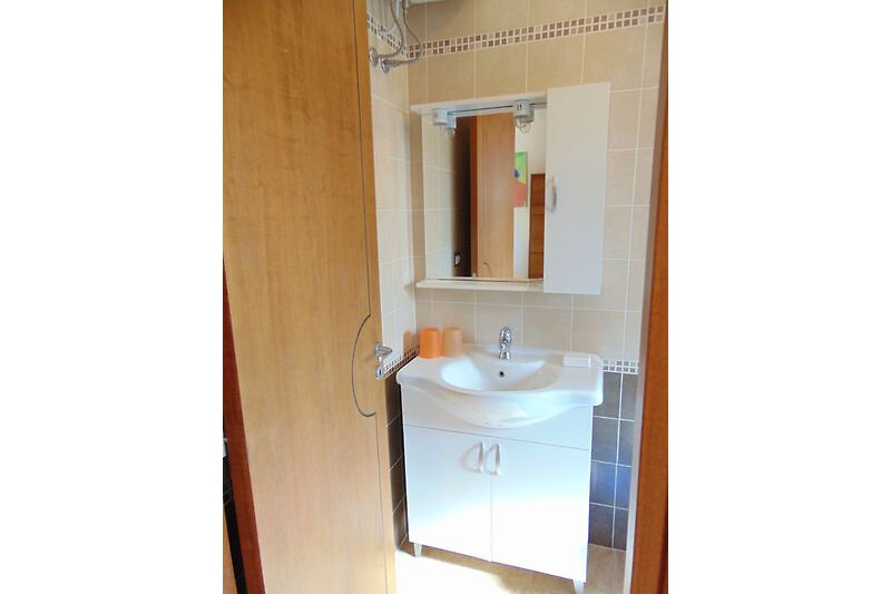 Elegante bagno con specchio e lavabo moderno.
