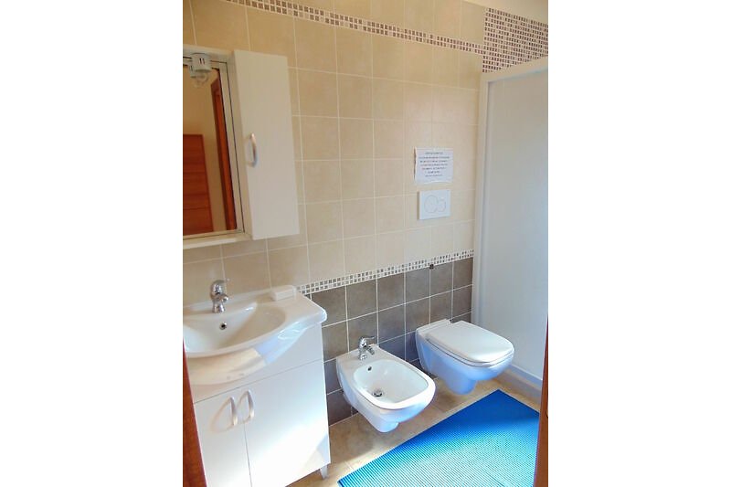 Modernes Badezimmer mit lila Akzenten und elegantem Design.