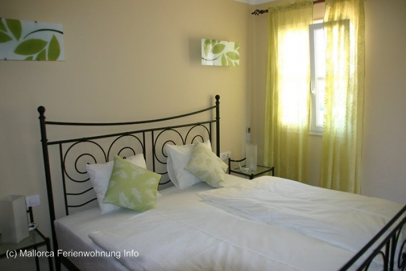 Schlafzimmer mit Doppelbett (180x200), Klimaanlage