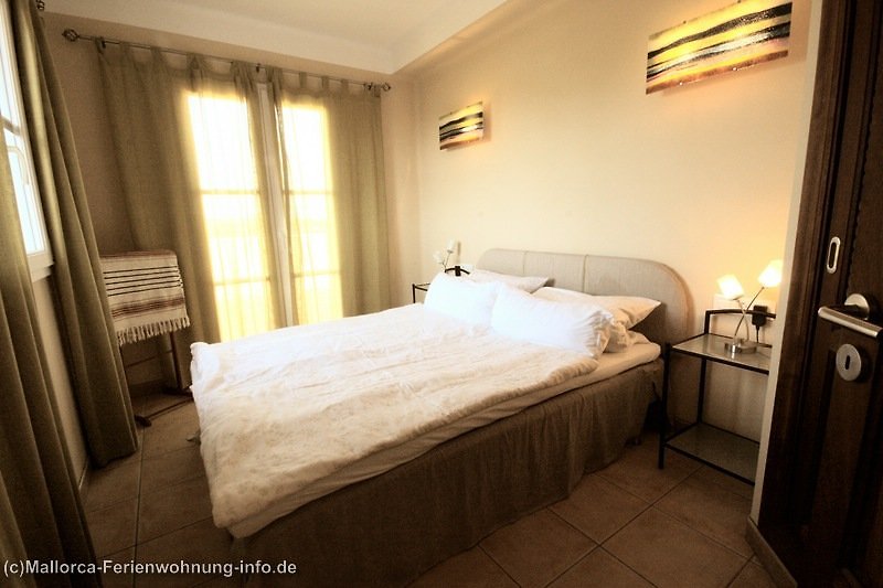 Kleines Schlafzimmer mit Doppelbett 160 x 200, Einbauschrank + Klimaanlage, direkter Zugang zu einer der beiden grossen Dachterrassen