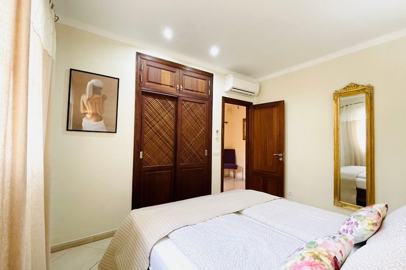 2 Schlafzimmer mit Klimaanlage, eines davon mit Doppelbett 160 x 200 cm, das zweite mit 2 Einzelbetten