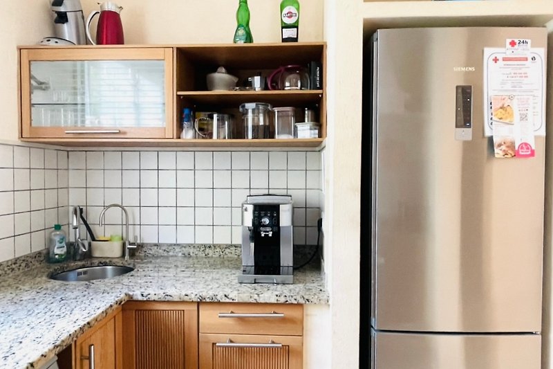Moderne Küche, Kaffee-Vollautomat Delonghi, gefiltertes Trinkwasser, Spülmaschine