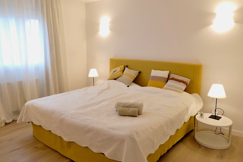 Schlafzimmer gelb, 2 x 1.0 m Matratzen
