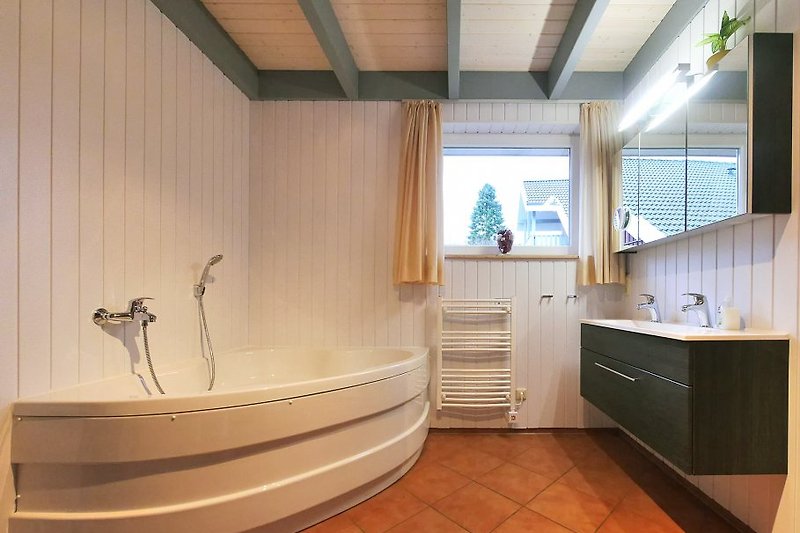 Salle de bains avec chauffage par le sol, Jacuzzi, douche, sauna, WC, bidet, sèche-serviettes