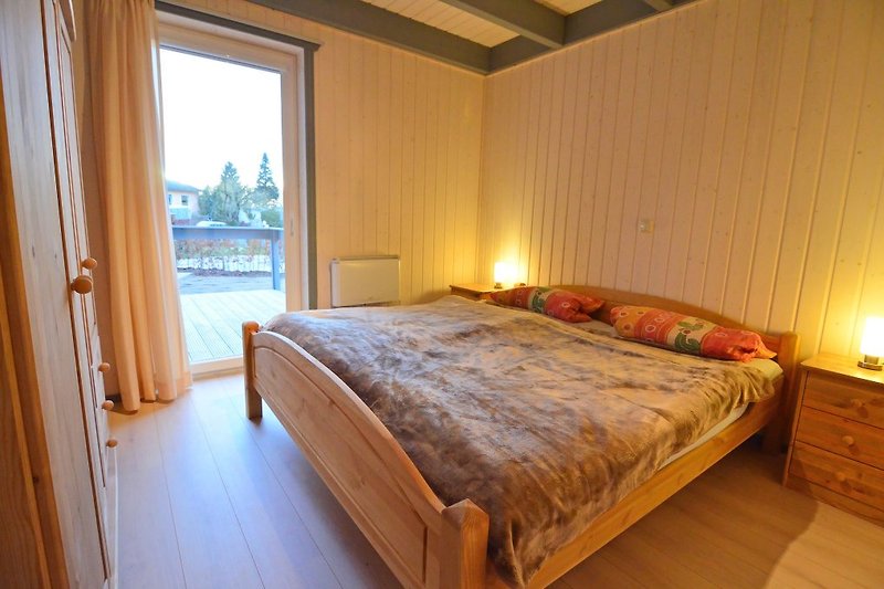 Slaapkamer op de begane grond met tweepersoonsbed