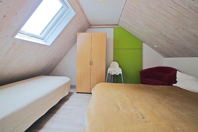 Schlafzimmer 1  mit Doppelbett und Einzelbett